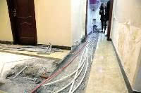 房子住3年 多处漏水 业主砸瓷砖自查漏点 