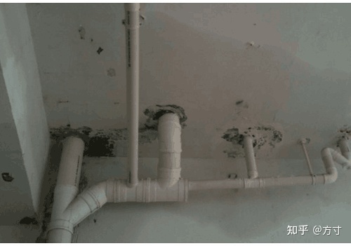 卫生间漏水和门口墙根烂，可不可以不砸砖来修