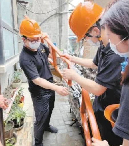 防水卷材多次被掀屋内哗哗进水 检修人员冒雨“会诊”