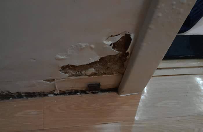 卫生间门口墙面发霉脱落返潮怎么做防水？