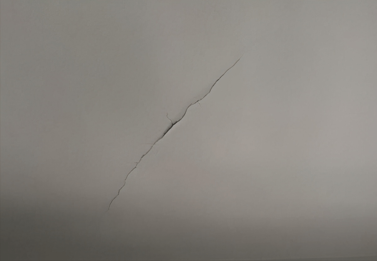 武汉天花板渗水掉皮脱落有裂缝该如何修补？