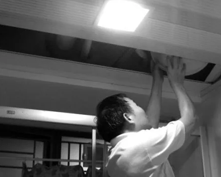 卫生间漏水应不应该开发商出钱？